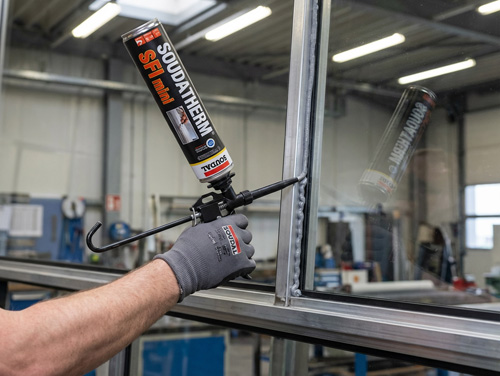 Applicazione schiuma Soudal Soudatherm SFI mini su serramento in alluminio