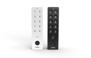 Tedee Keypad PRO installato accanto alla porta d'ingresso